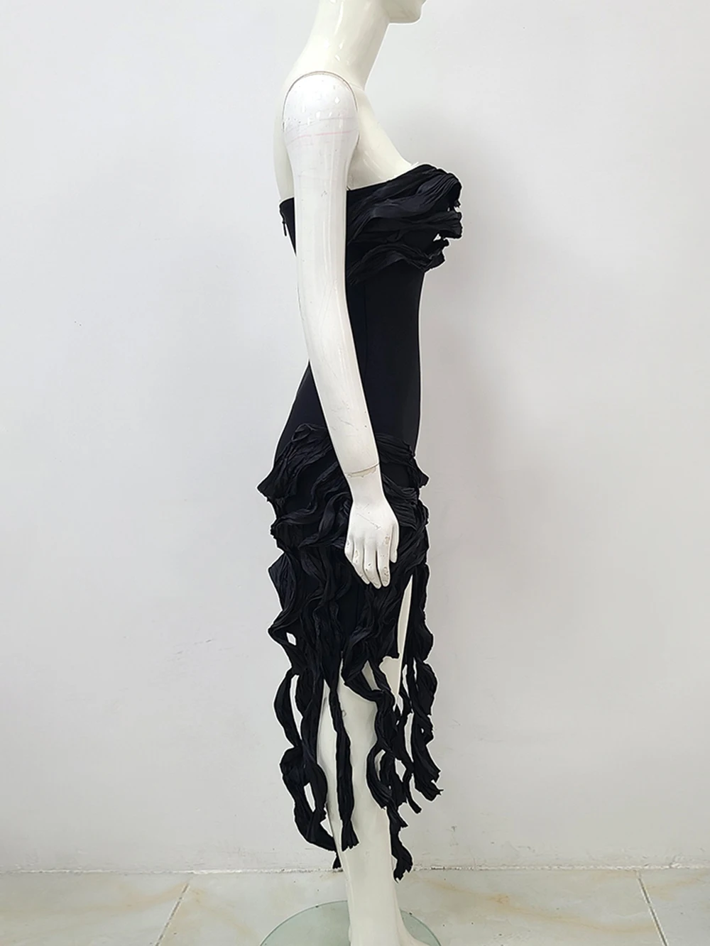 Женское платье-миди без бретелек с бахромой