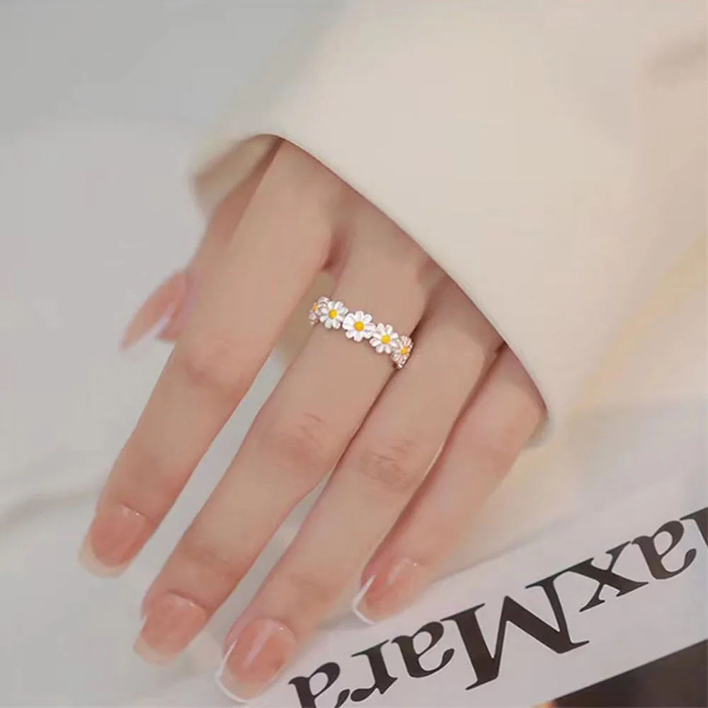 

2023 New Small Daisy Rings For Women Mori Small Fresh White Flowers Drop Glue Ring Cross-Border Korean Version Temperament Gifts