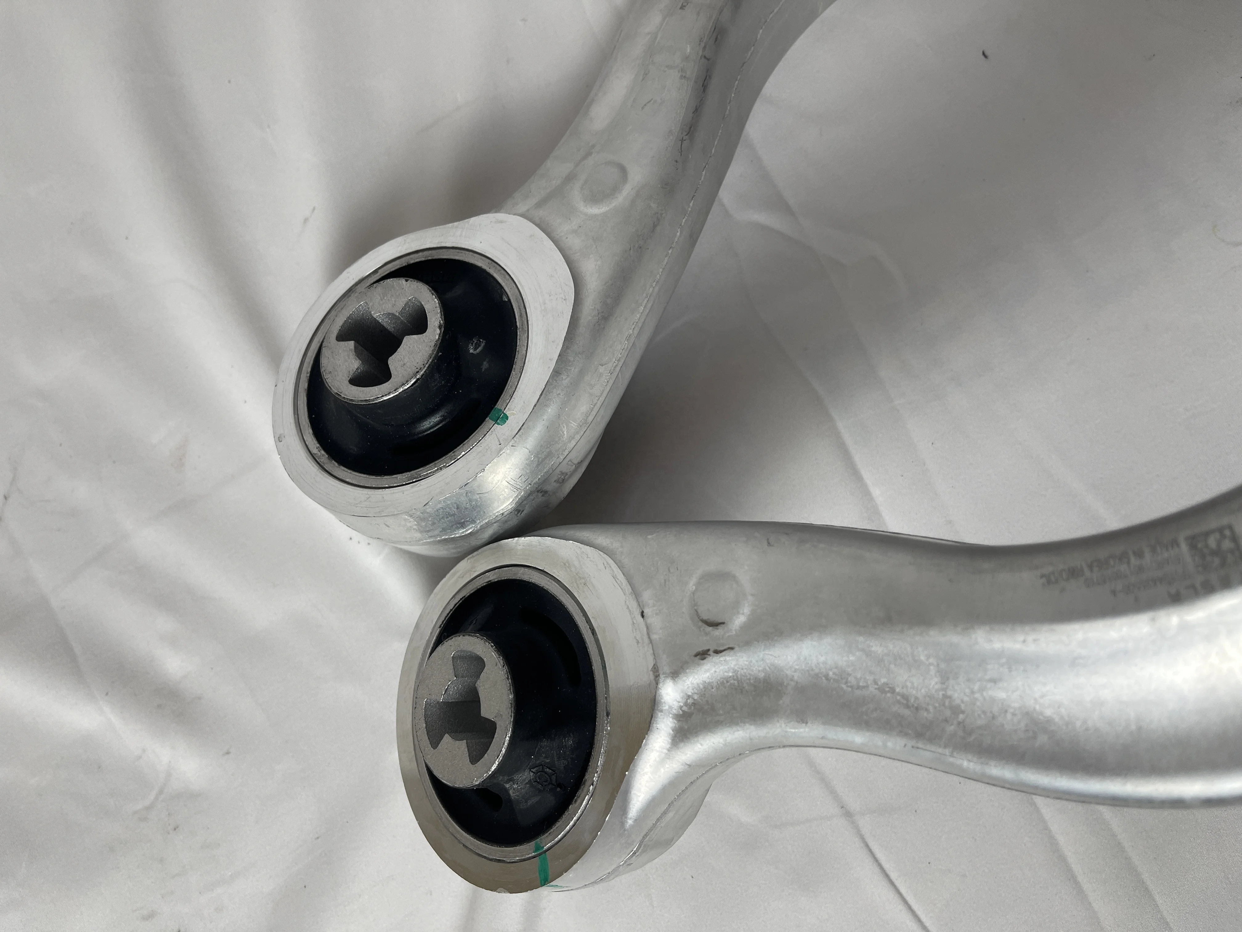 Передний рычаг управления подвеской с шаровым шарниром для Tesla Model 3 Y 1044354-00-A