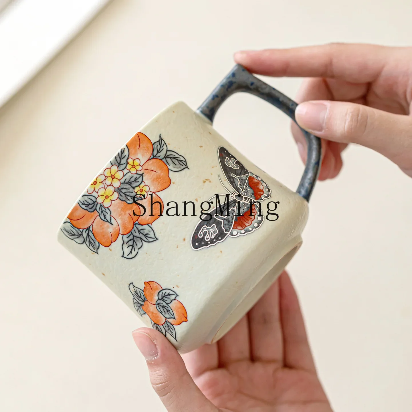 Фото Керамическая кружка CL Antique Peach Butterfly Dancing с карамельной глазурью для чая и кофе, для дома и офиса №1