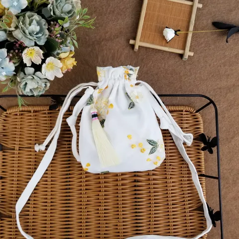 Женская сумка в китайском стиле с кисточками