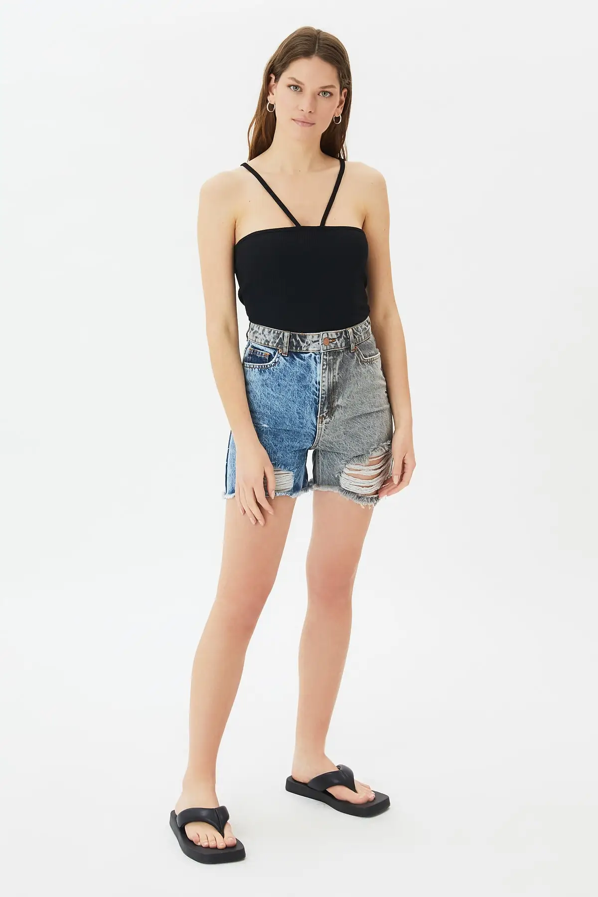 Джинсовые шорты с цветными вставками |