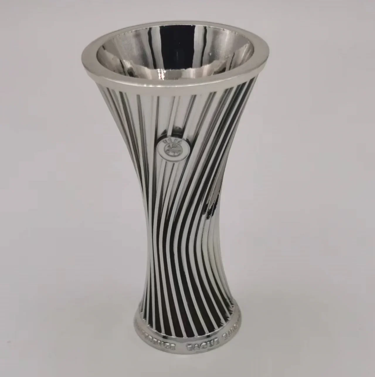 Миниатюрный сувенир Кубка трофея Лиги конференций Европы