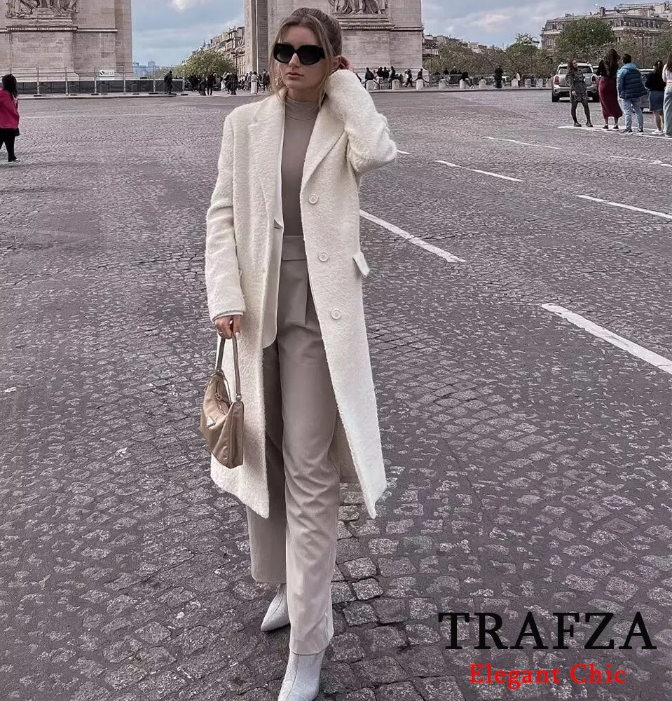 Женское пальто средней длины на пуговицах с лацканами