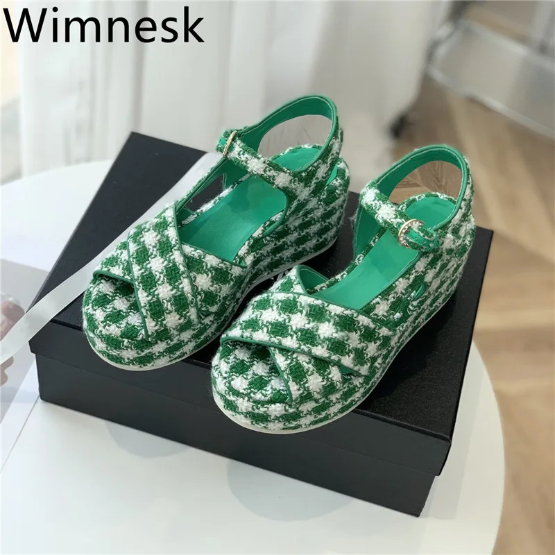 

Сандалии женские на танкетке, повседневные босоножки в клетку, с круглым носком, высокий каблук, с пряжкой, для отдыха, лето