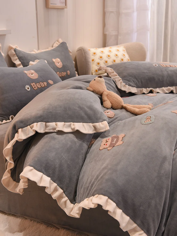 Набор из четырех предметов для кровати молочного волокна зимнее флисовое