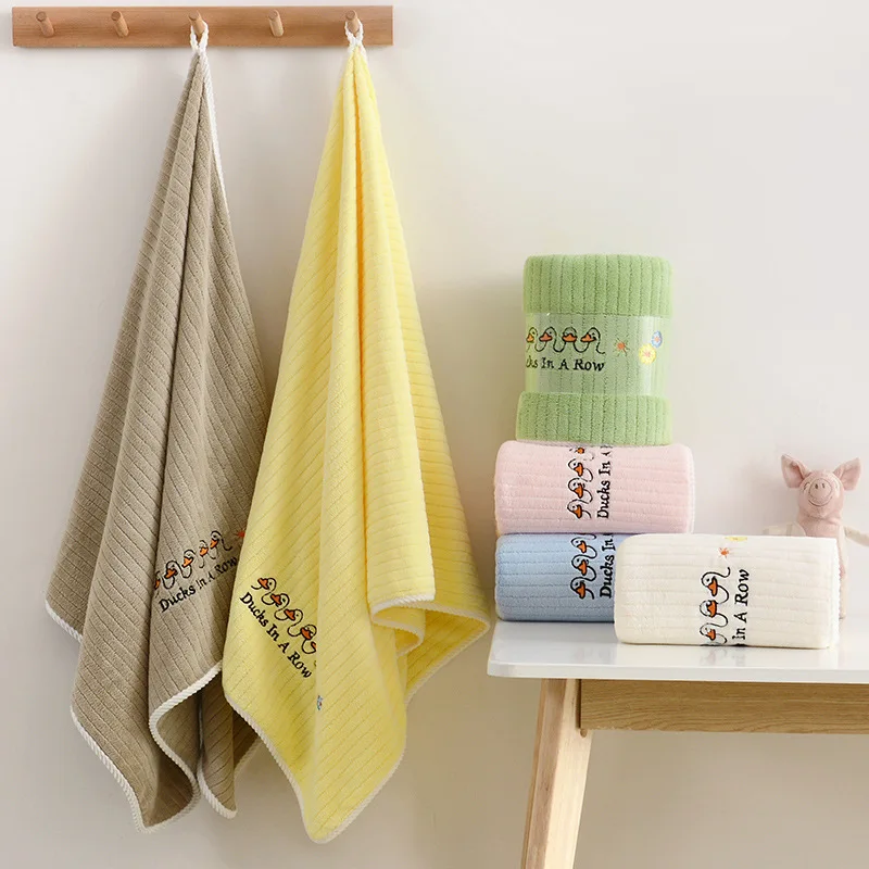 Банное полотенце из кораллового бархата в полоску для учеников быстро впитывает