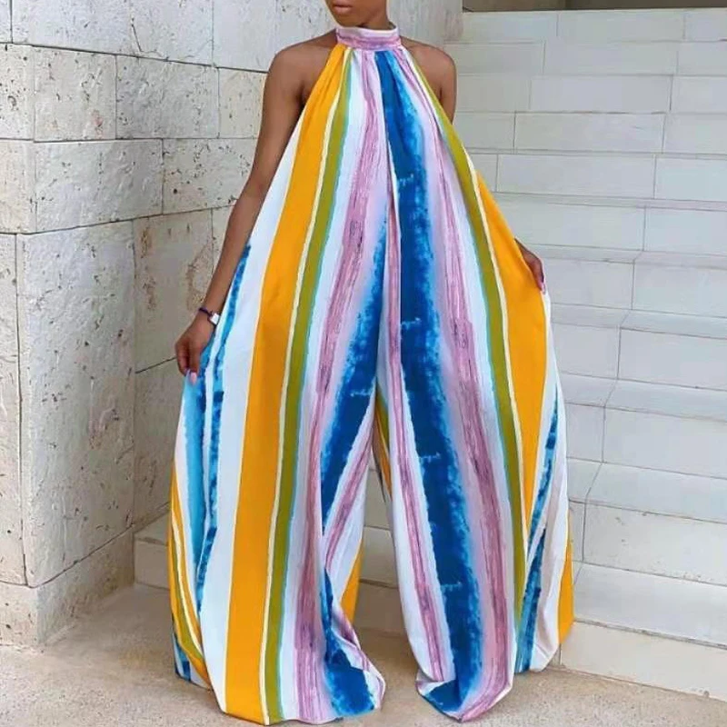 Женский комбинезон в полоску с открытыми плечами и лямкой на шее