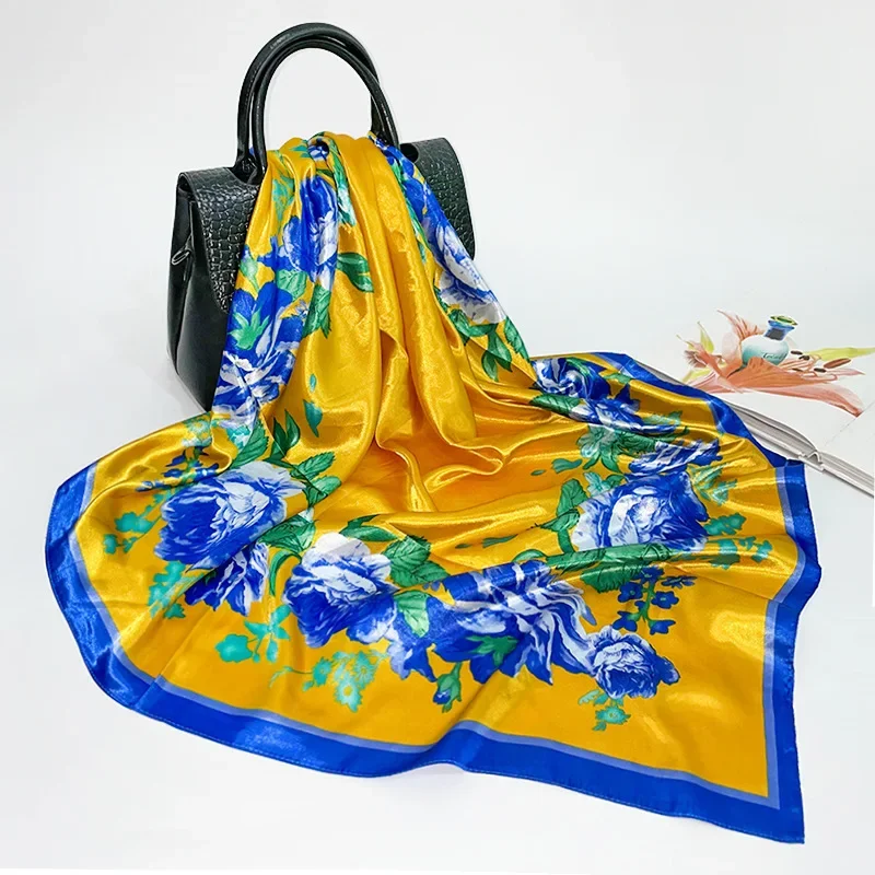 Женская атласная шаль с принтом розы размер 90*90 см