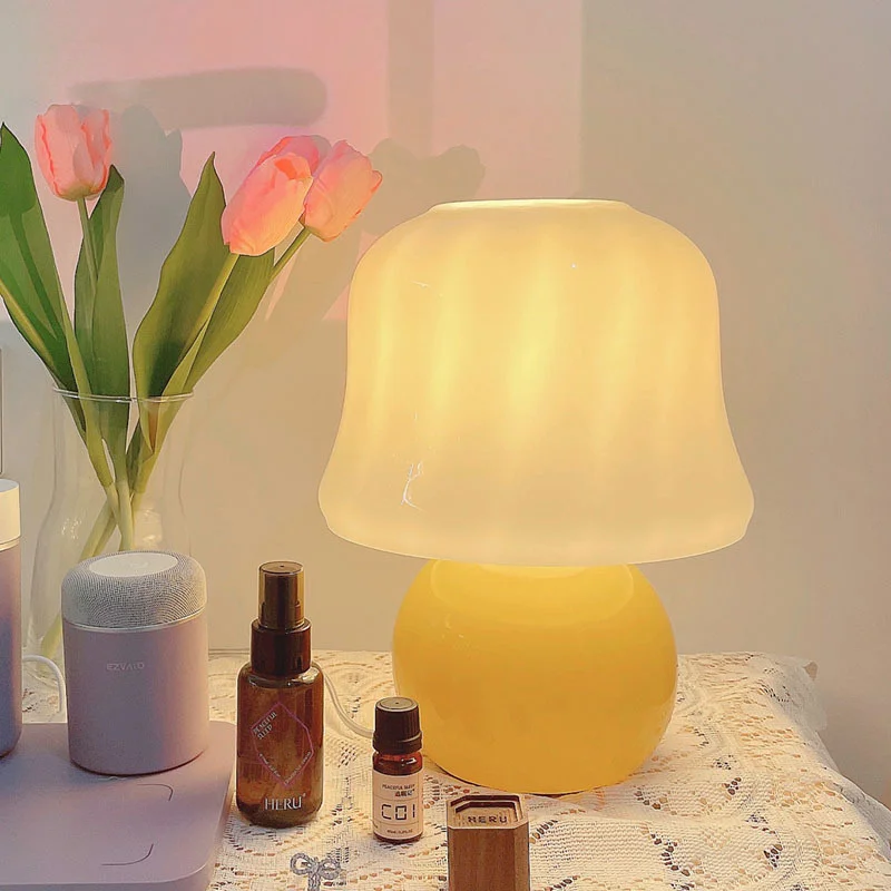 

Настольная лампа с французским кремом, средневековое украшение для дома, ночник в скандинавском стиле, простая прикроватная лампа для гост...