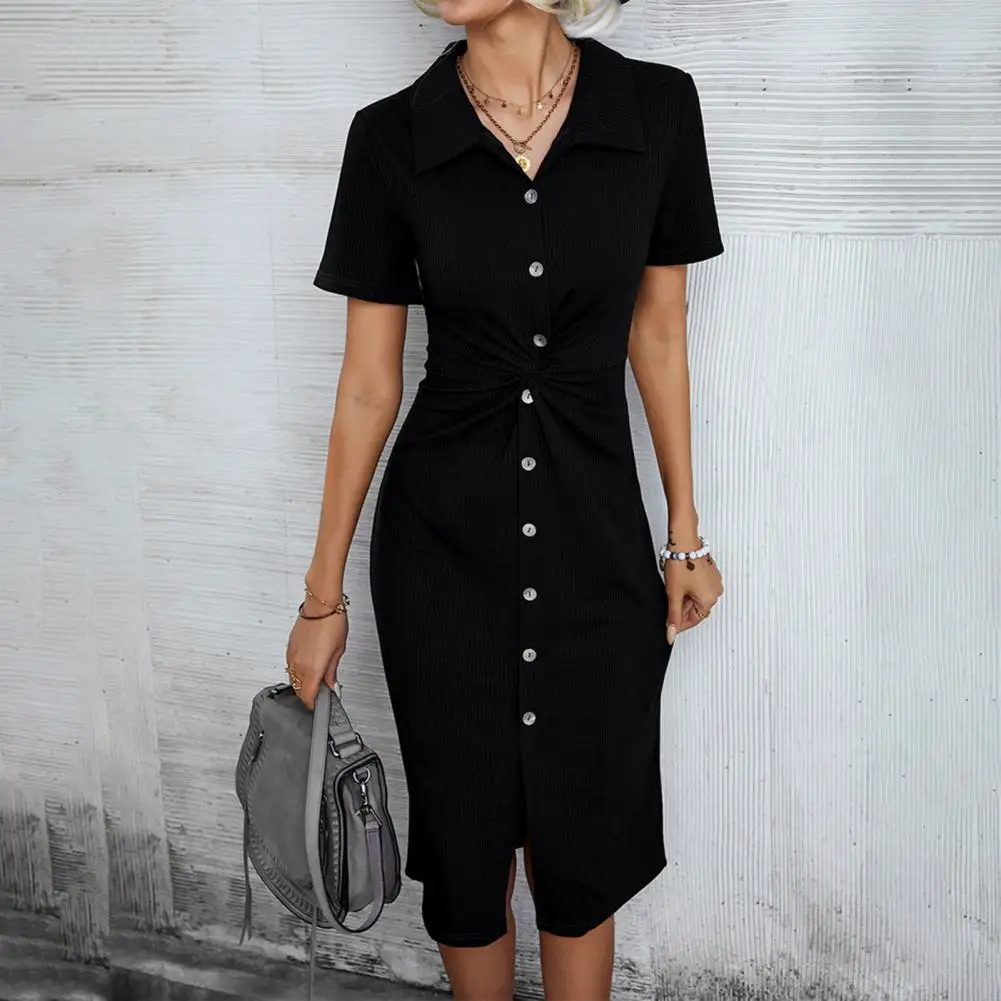 

Однобортное трикотажное платье-миди с отложным воротником и коротким рукавом