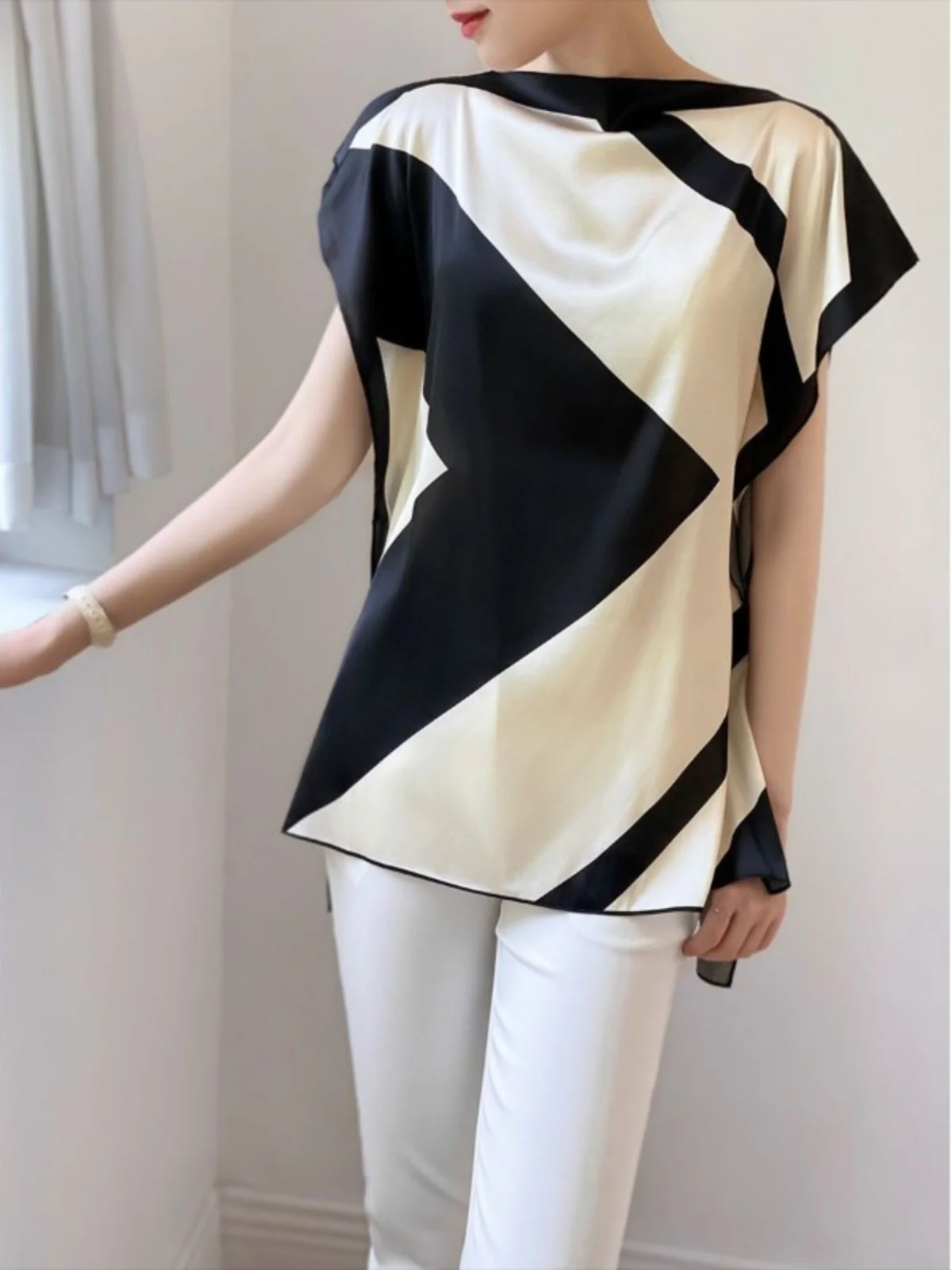 Женская рубашка с открытыми плечами черно-белая элегантная контрастных цветов