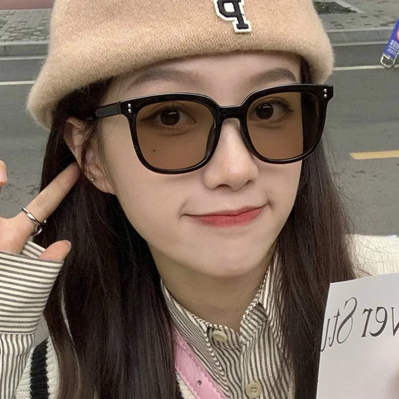 Квадратные Солнцезащитные очки для женщин, винтажные градиентные солнечные очки в стиле ретро, с прозрачными черными и белыми линзами, UV400