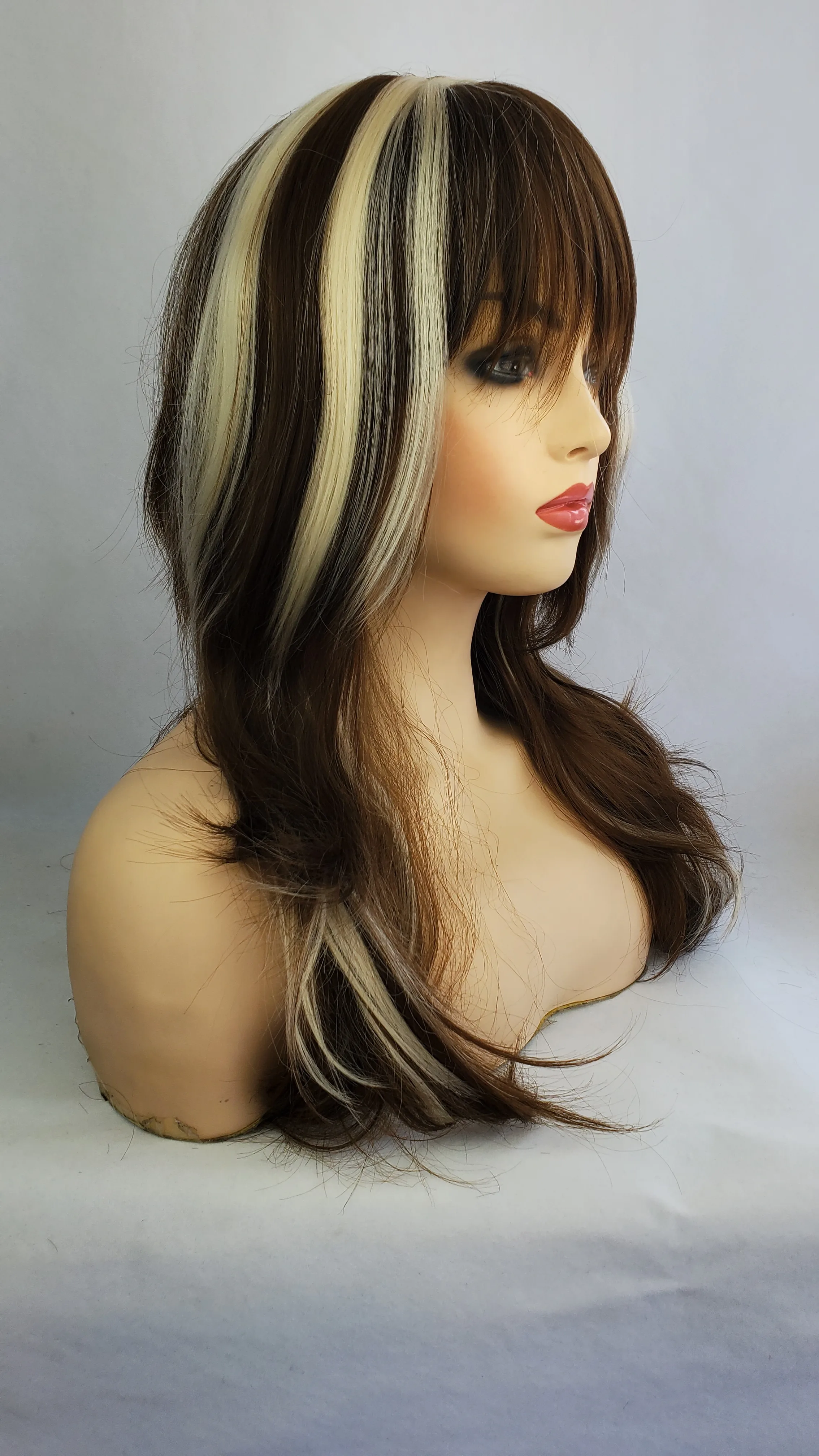 Рисунок 6 - Женский длинный синтетический парик смешанных цветов