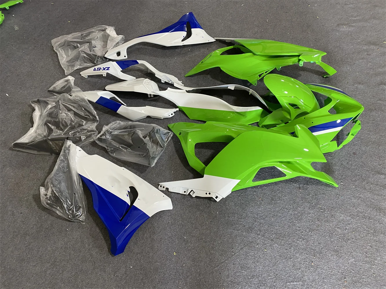 Фото Обтекатель мотоцикла подходит для обтекателя кузова ZX-6R 2024 и 2025-6R 636 24 25 с зелеными и белыми мотоциклетными капсулами. №2