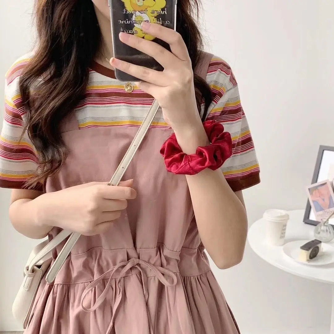 

Wear Japanese college style loose medium length fresh dress on both sides in summer