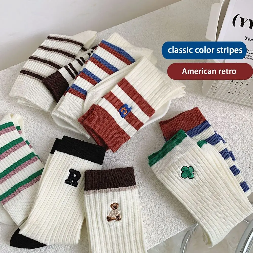 

Новинка, осенне-зимние хлопковые полосатые носки для женщин, чулочно-носочные изделия средней длины с вышивкой, простые носки в студенческо...