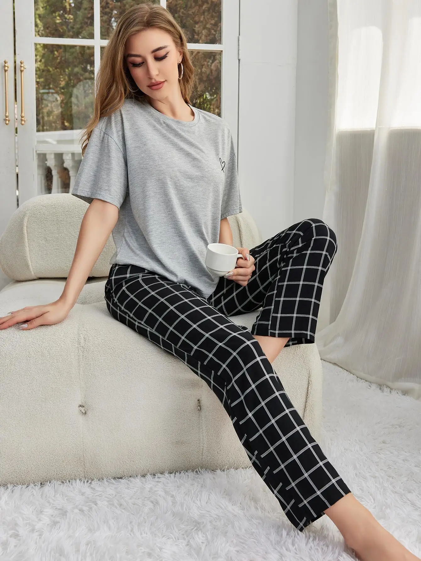 Женский пижамный комплект с коротким рукавом и длинными клетчатыми брюками |