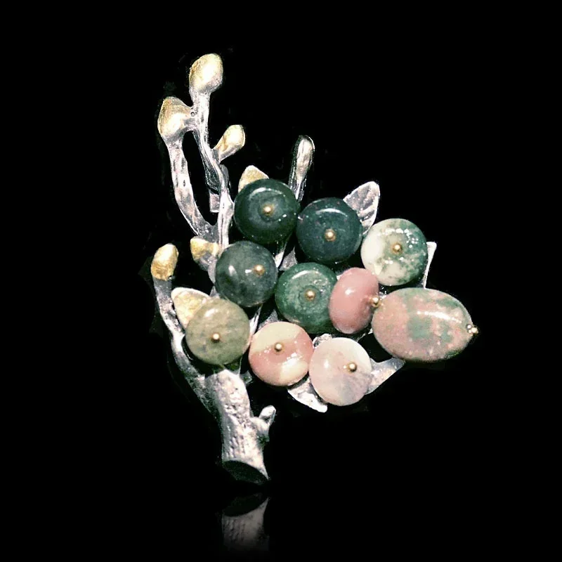 Брошь в виде цветка из натурального камня