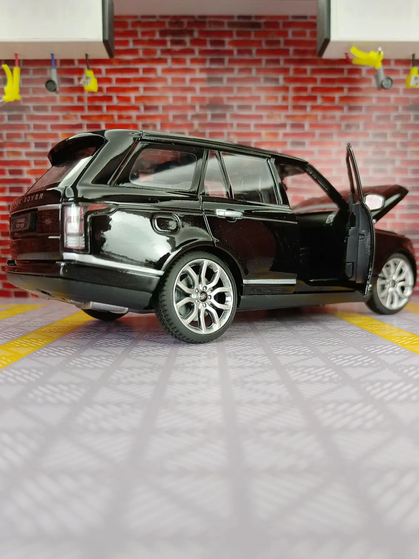 Фото Модель автомобиля Rastar 1:24 Land Rover Range SUV из сплава, с открывающимися дверями и капотом, подходит для коллекционирования и может быть подарен. №3