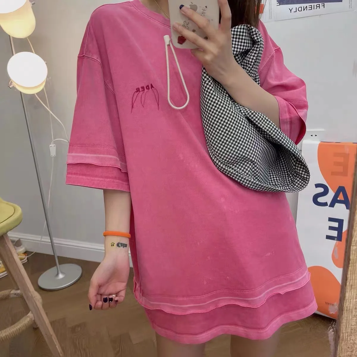 

Модная однотонная простая футболка ADER Trend с кисточками, небольшая стандартная Свободная Повседневная парная футболка унисекс с коротким ру...