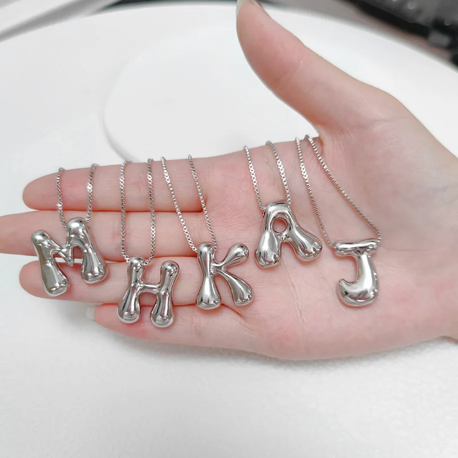 Нежное массивное ожерелье с подвеской в виде воздушного шара буквами и для