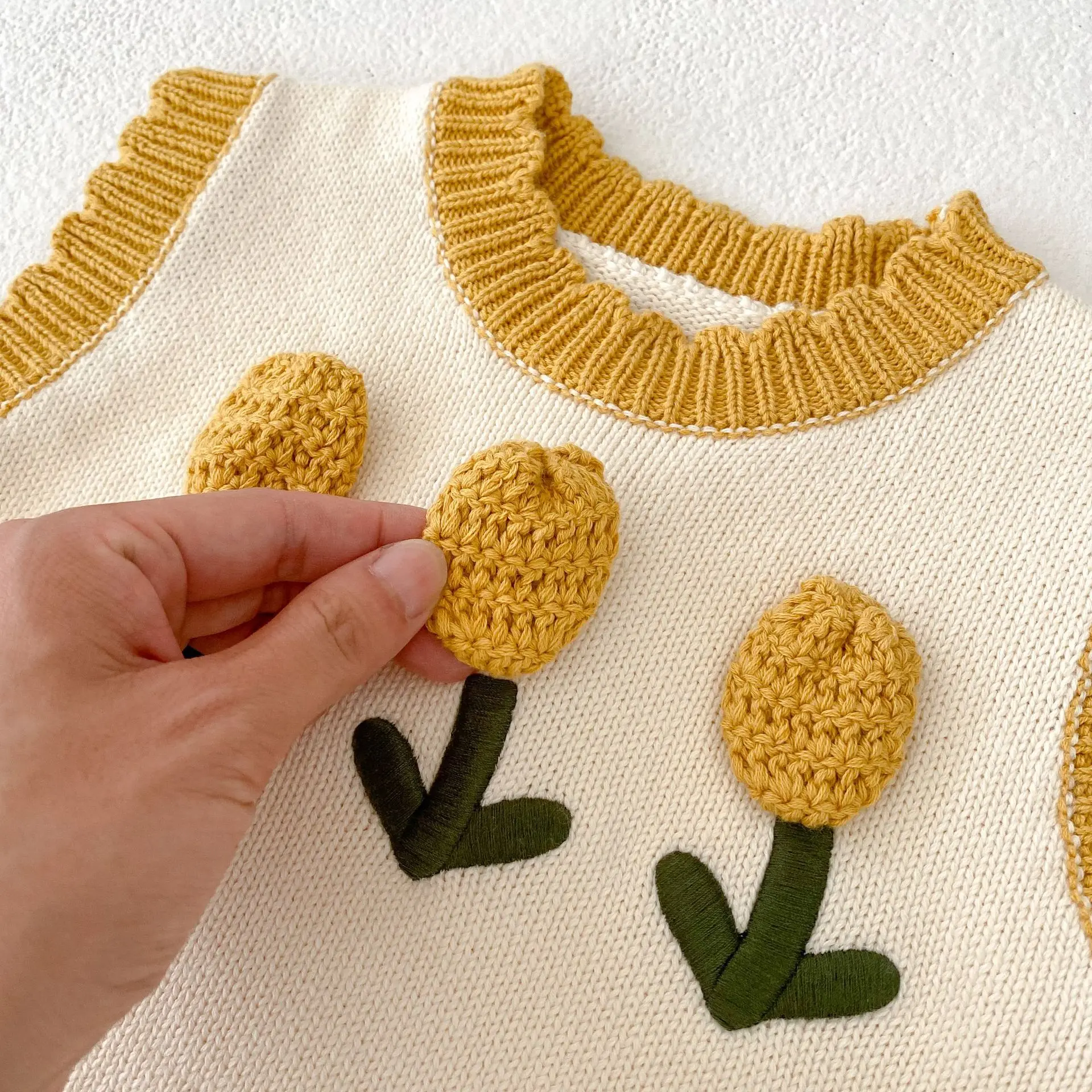 Детский осенний вязаный жилет с вышивкой Angoubebe 555T136 2023