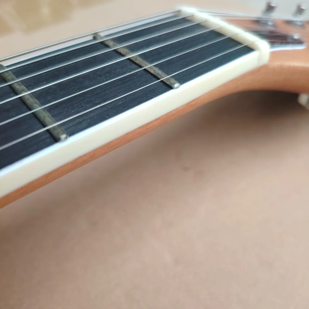 Флюоресцентная электрическая гитара с коричневыми круглыми краями и