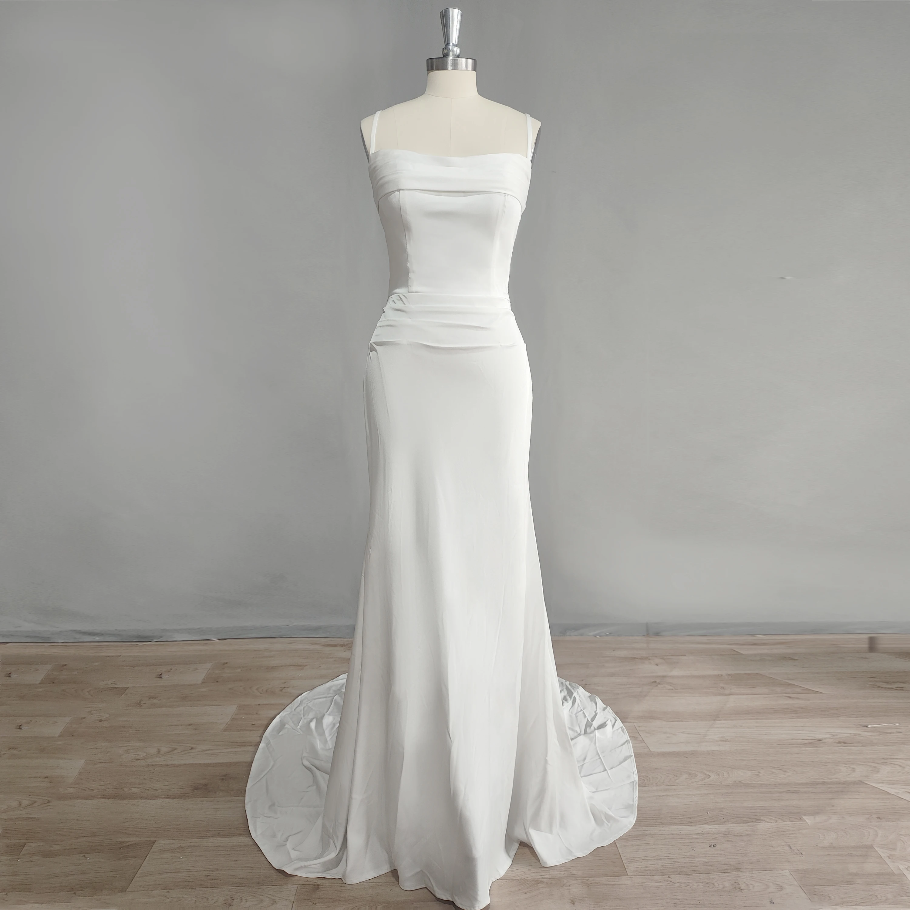 Женское свадебное платье без рукавов с оборками и шлейфом