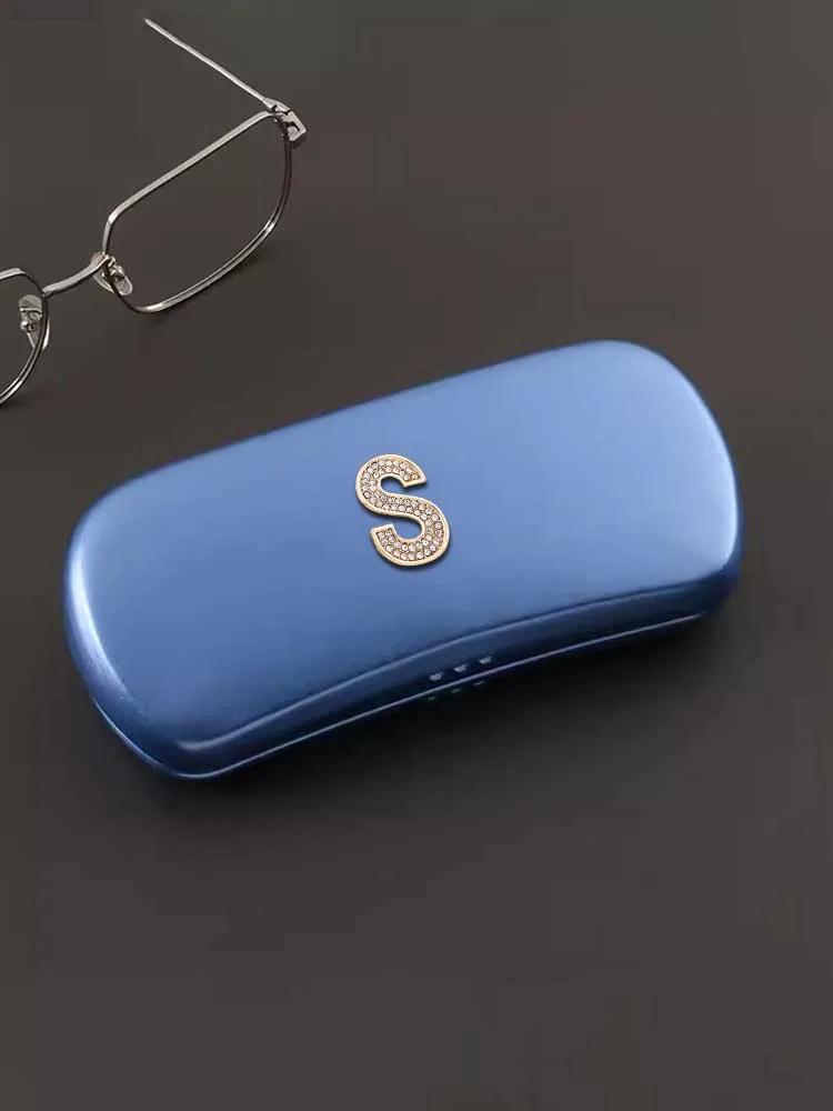 

Индивидуальные чехлы для очков, изготовленные из алюминия для максимальной защиты, индивидуальное имя клиента, золотая надпись