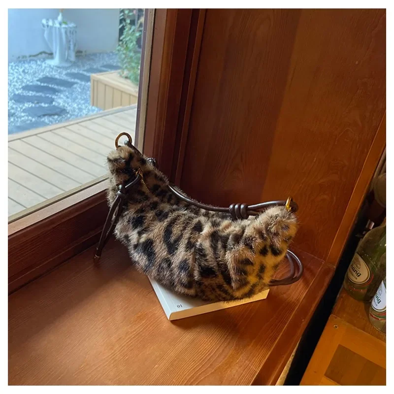 Плюшевая бархатная сумка 2024 зимняя нишевая через плечо с леопардовым принтом