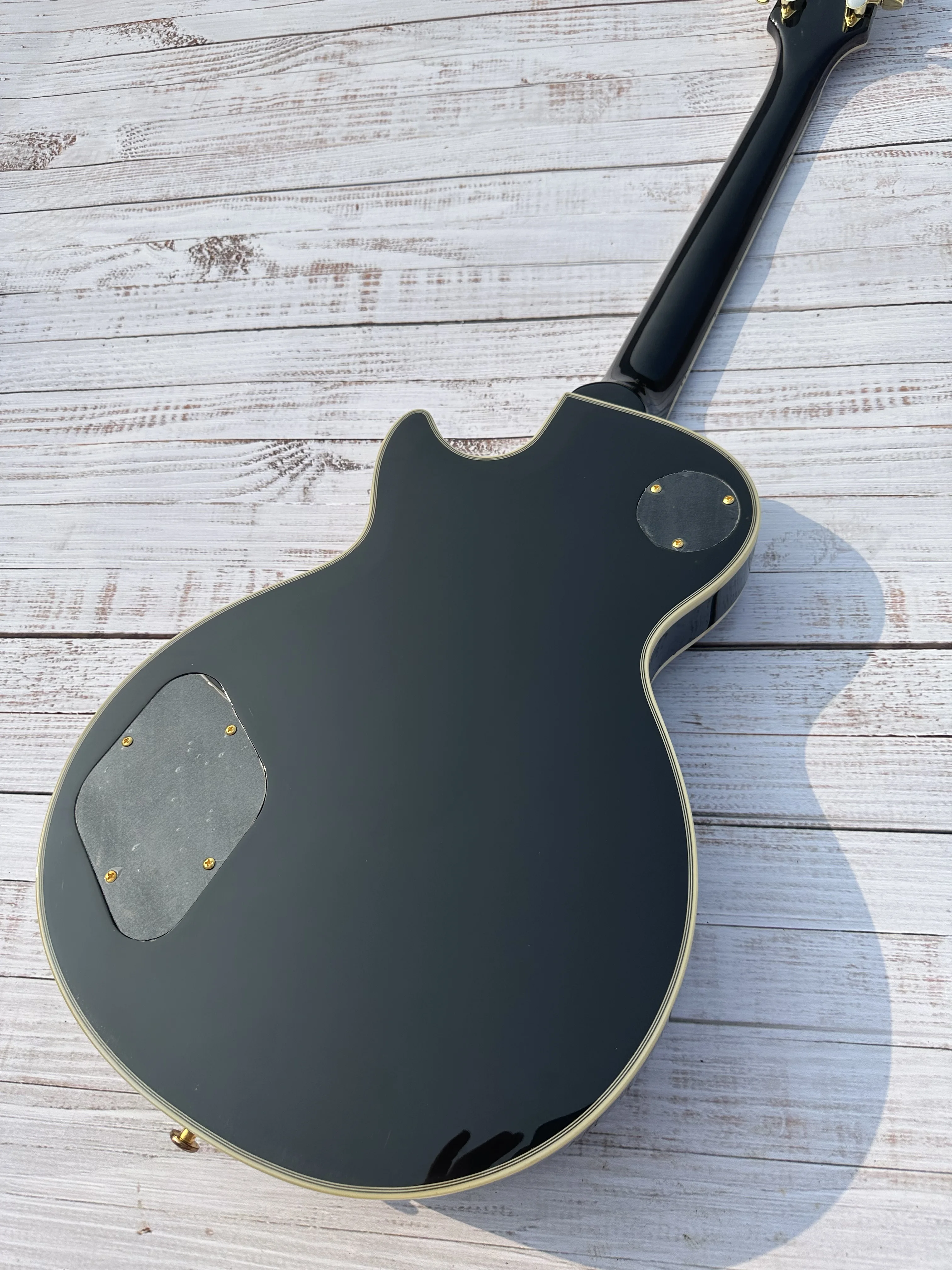 Customized electric guitar blackPeach blossom core wood body rose fingerboard， lightning package