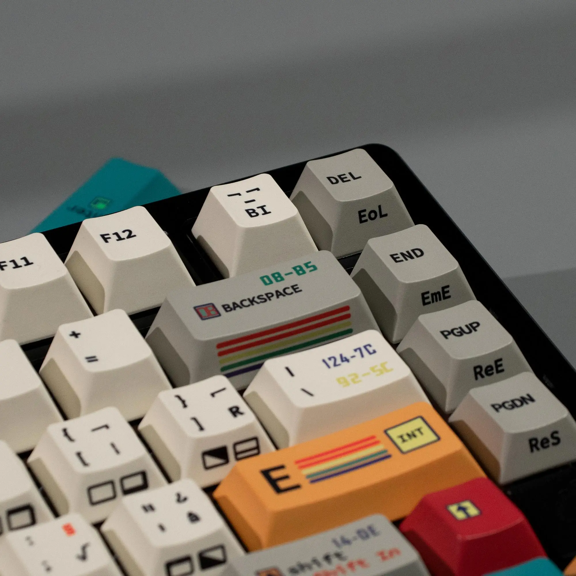 147 klawiszy C64 Retro Keycaps profil wiśniowy Dye-Sub PBT czarne boczne nakładki na klawisze z nadrukiem do klawiatury mechanicznej MX Switch