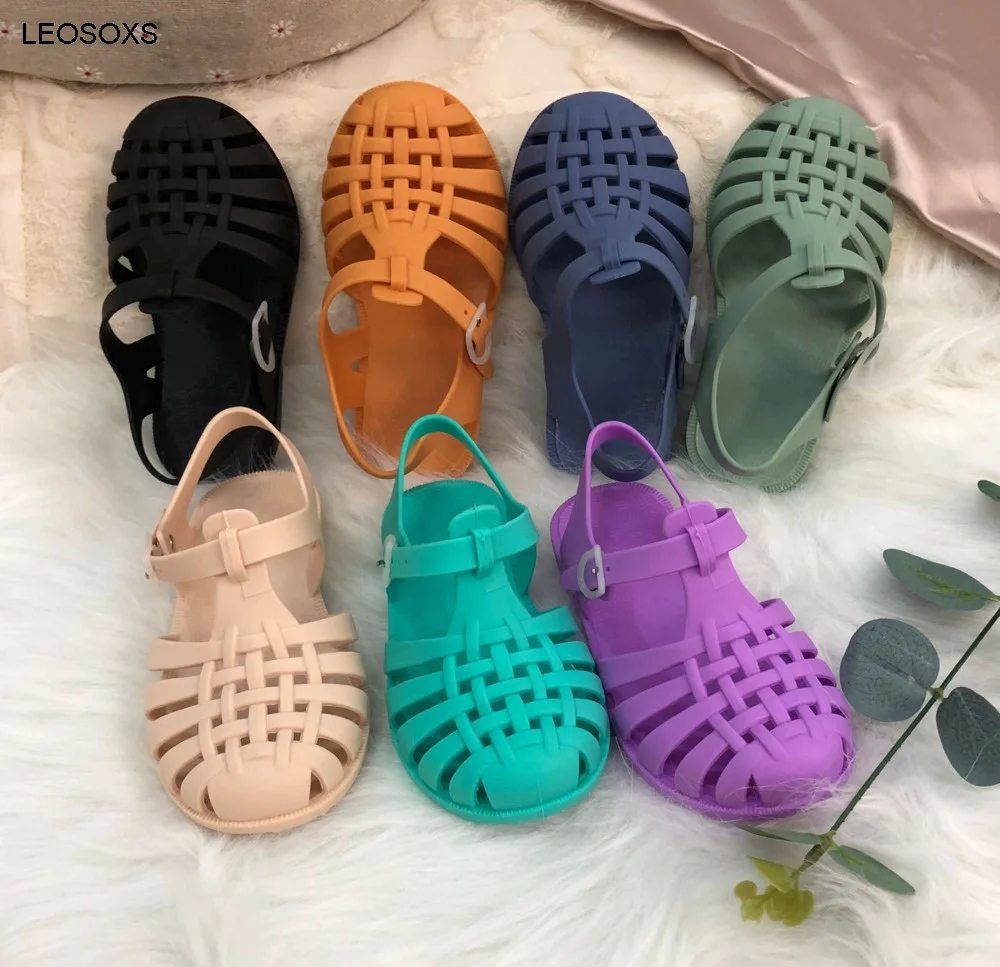 

Сандалии для детей модные однотонные сандалии с пряжкой для мальчиков и девочек повседневная обувь с мягкой подошвой с дырками