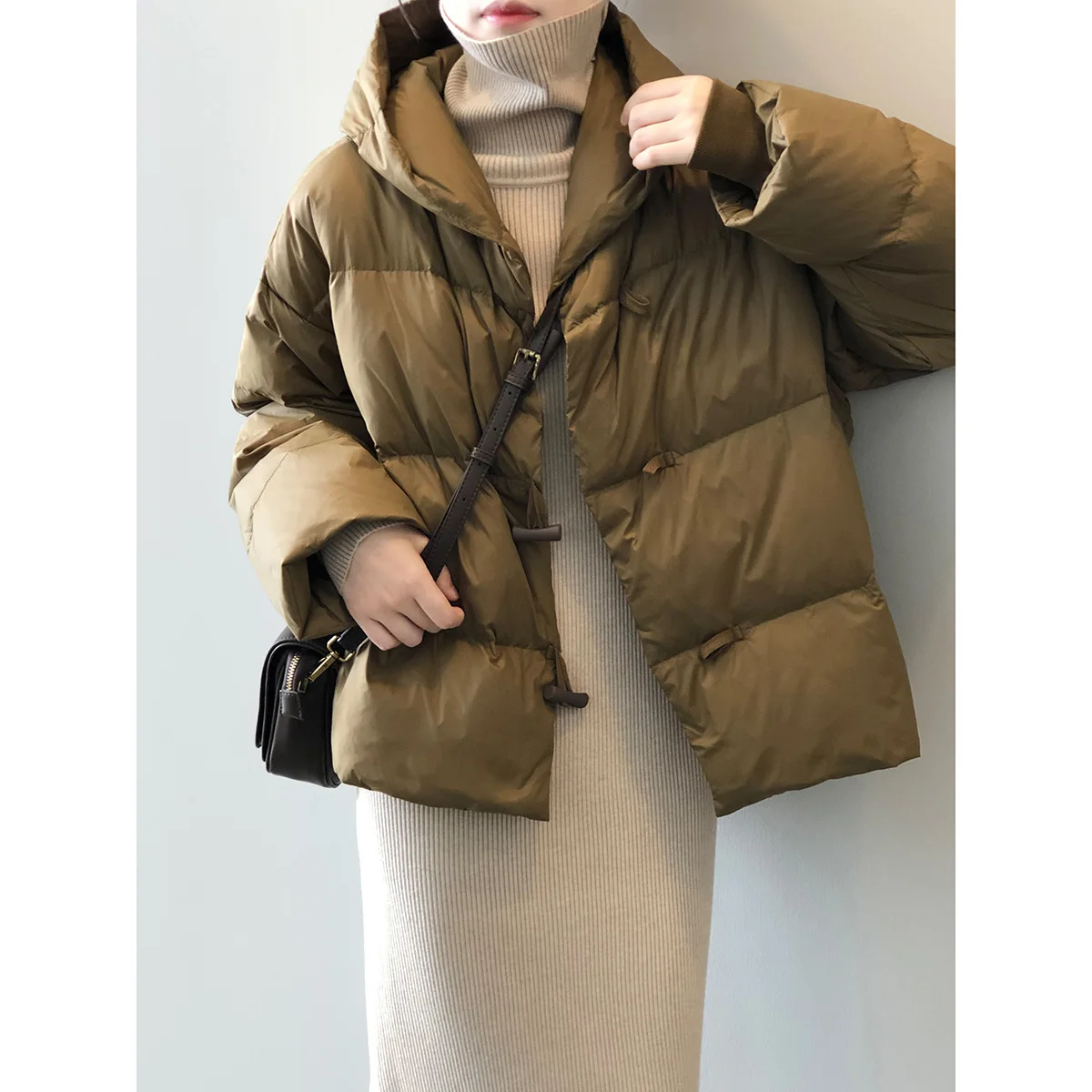 2022 winter new magnetic button hooded down jacket women's loose horn button warm coat women