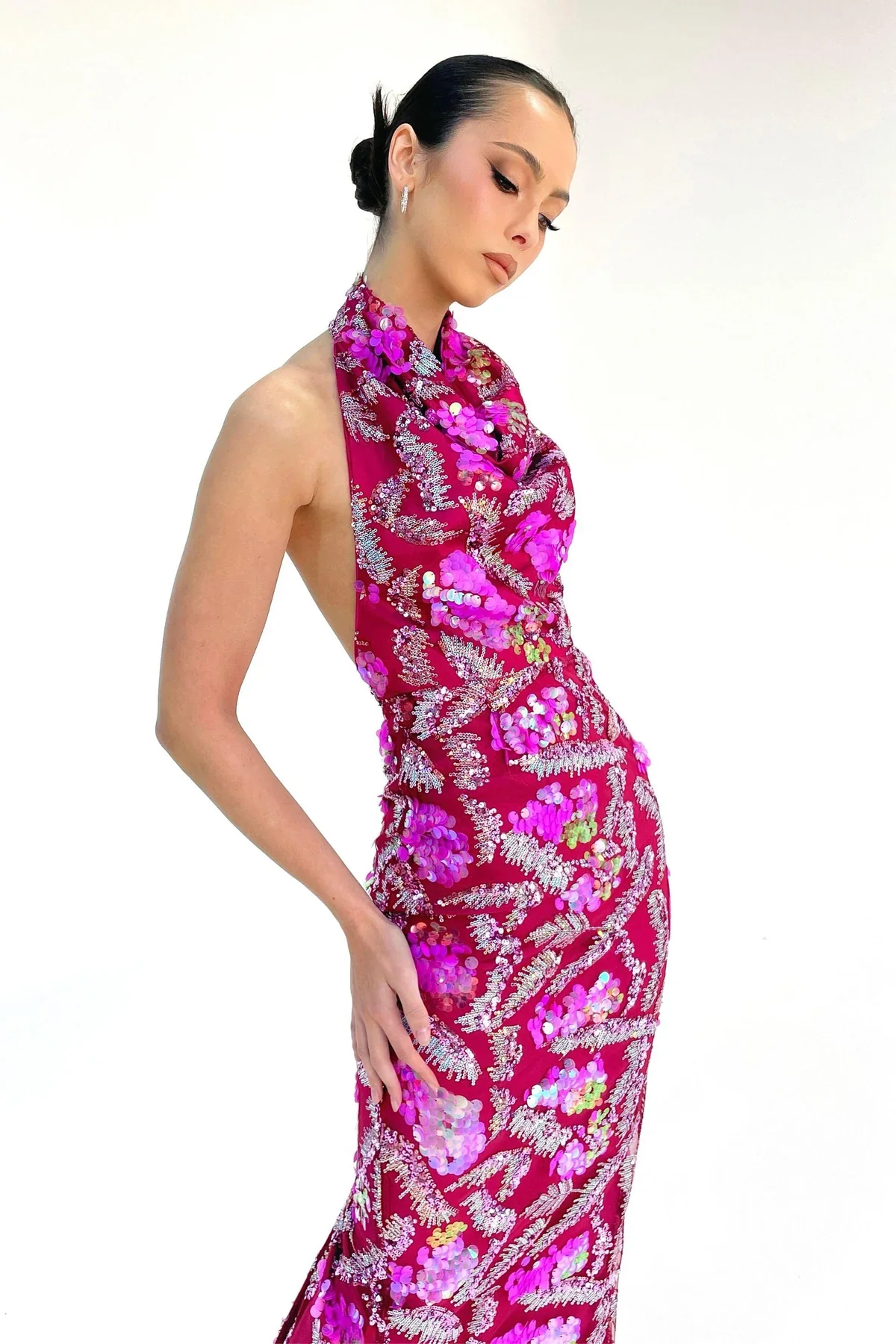 Женское облегающее платье с лямкой на шее открытыми плечами и блестками вышивкой