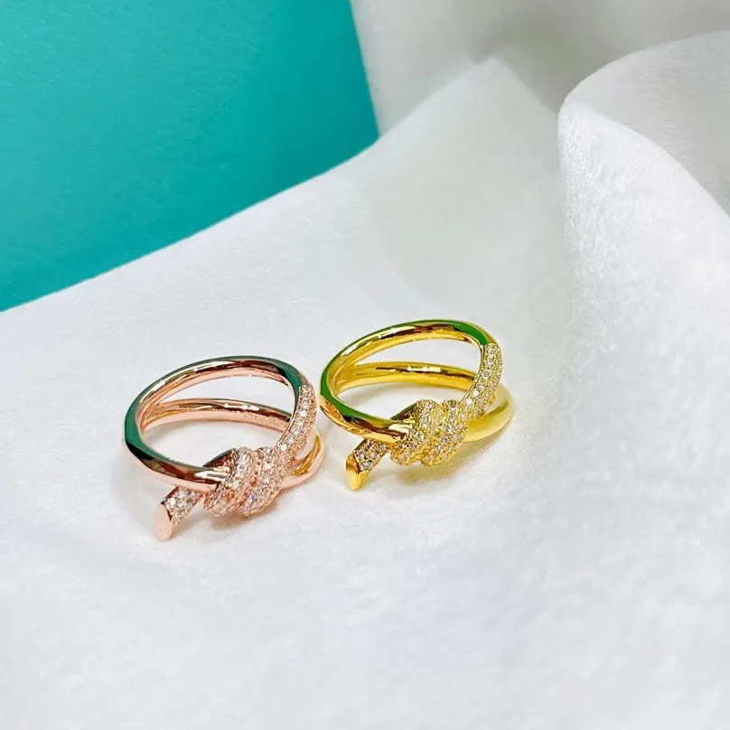 

Женское кольцо с бантом из серебра 925 пробы, с фианитом