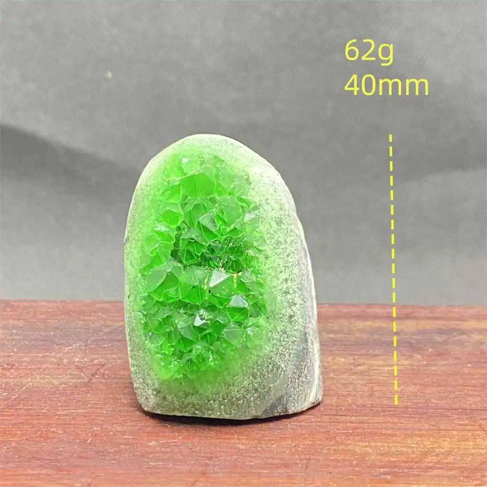 

Зеленый кристалл геода кварц