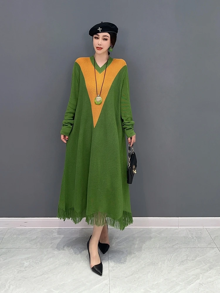 SuperAen 2023 Spring New Korean Fashion Loose Knitted V-neck Contrast Color Dress Women's Dress