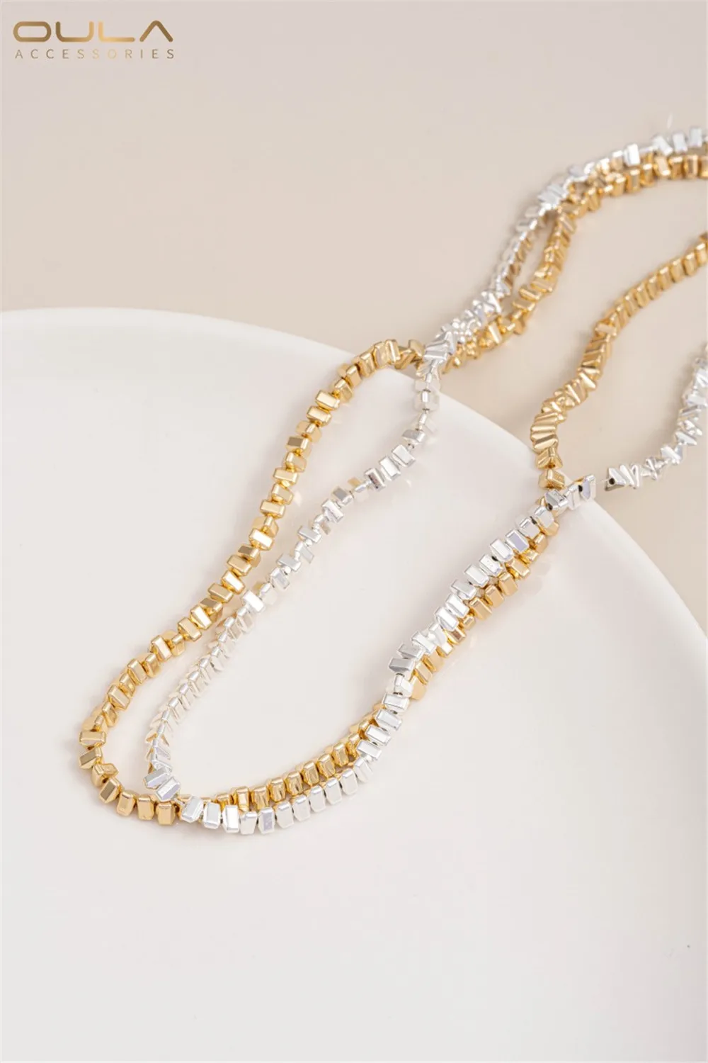 Покрытые искусственными треугольниками маленькие сломанные золотые бусины