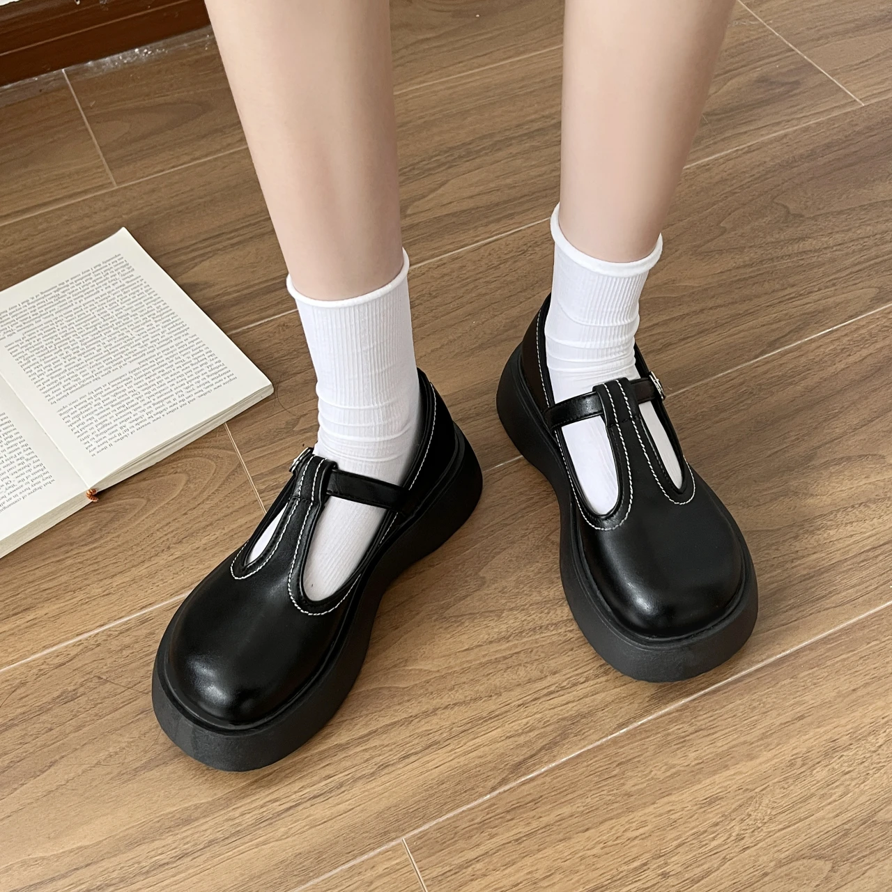 

Туфли женские с круглым носком, мягкая подошва, Т-образный ремешок, пряжка, повседневсветильник кие, стиль Лолита, модная обувь на плоской по...