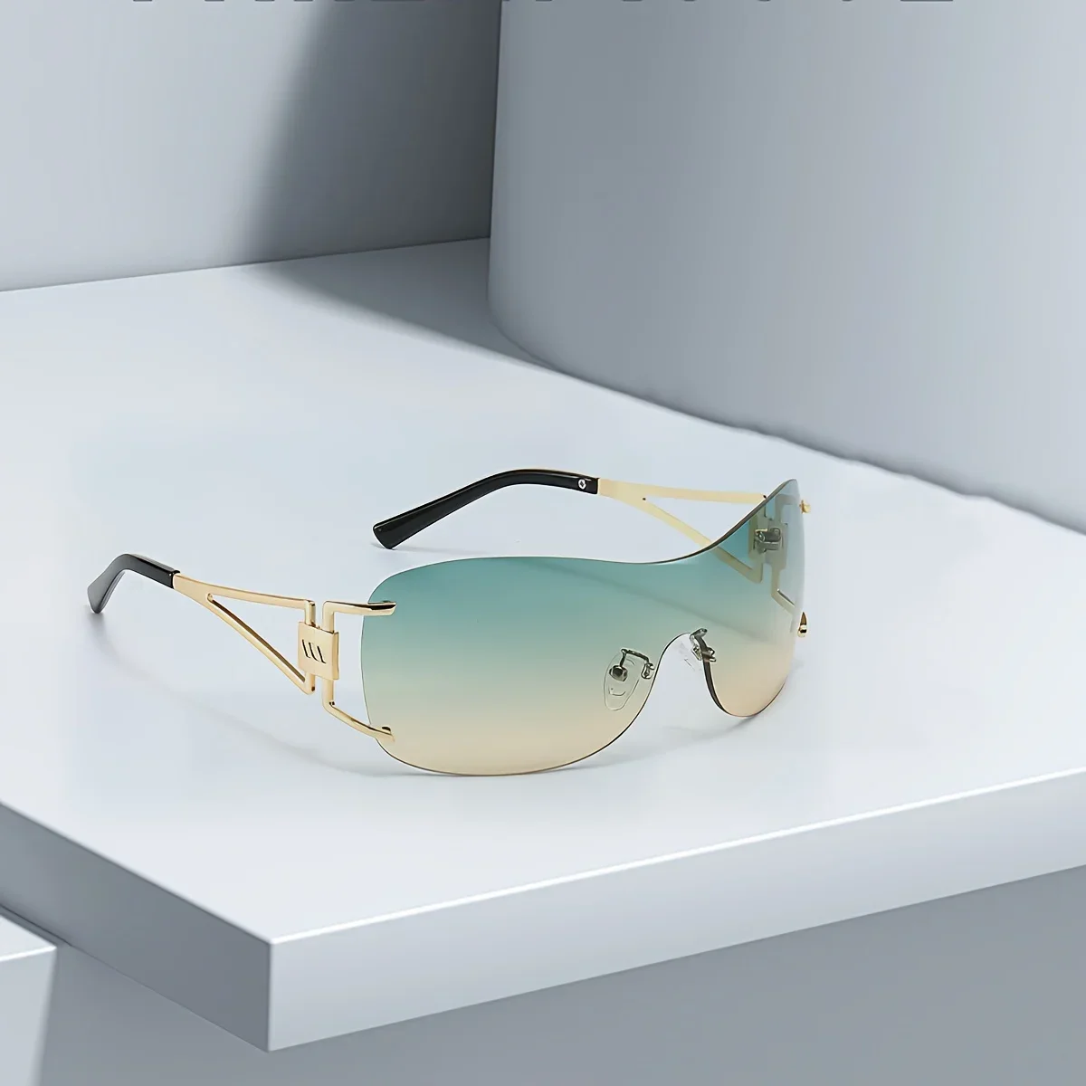 Модные солнцезащитные очки с золотой каймой и градиентными зелеными линзами