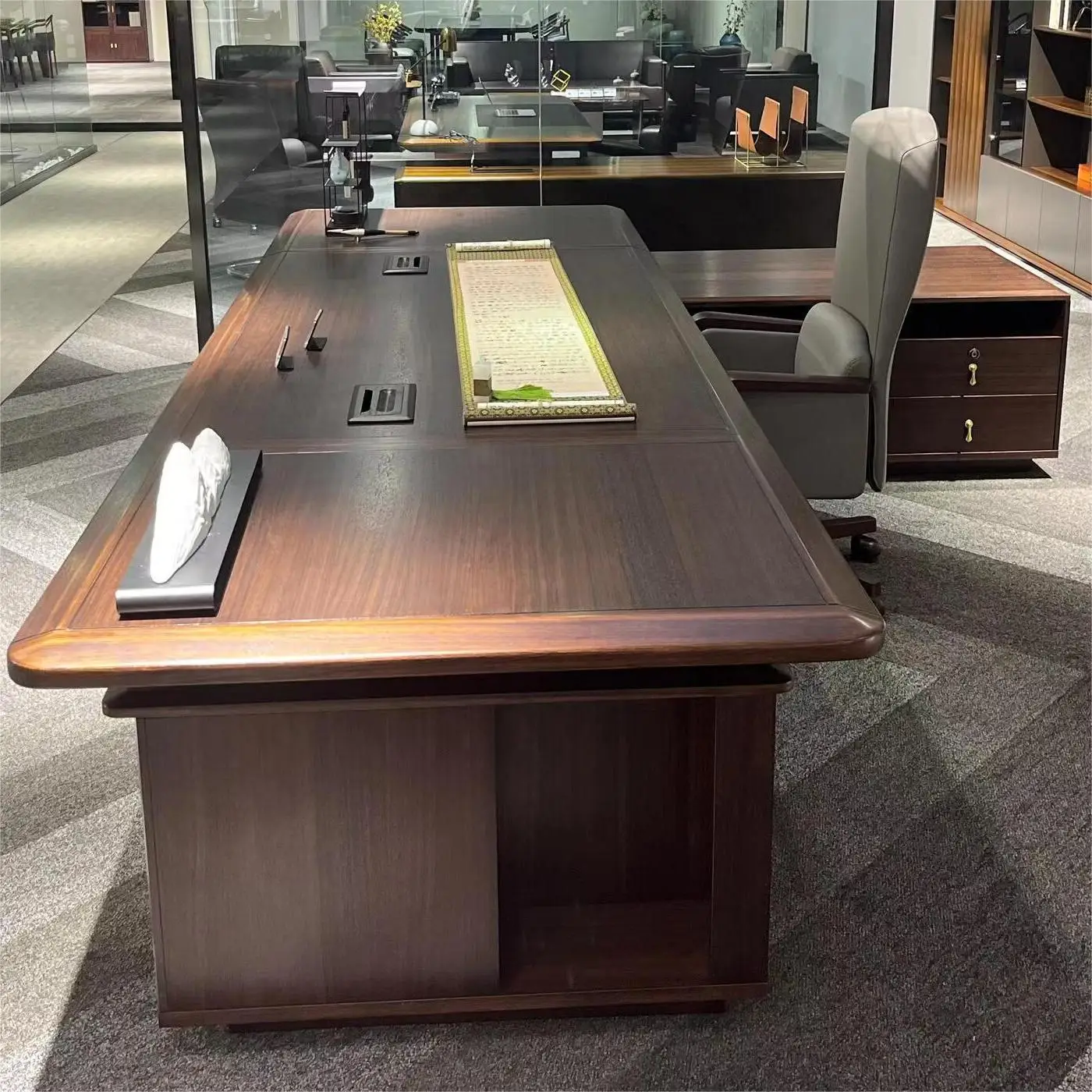 Фото Новый китайский офисный стол из массива черного ореха с боковым шкафом, большой рабочий стол для руководителя и комплект стульев, элитная офисная мебель. №3