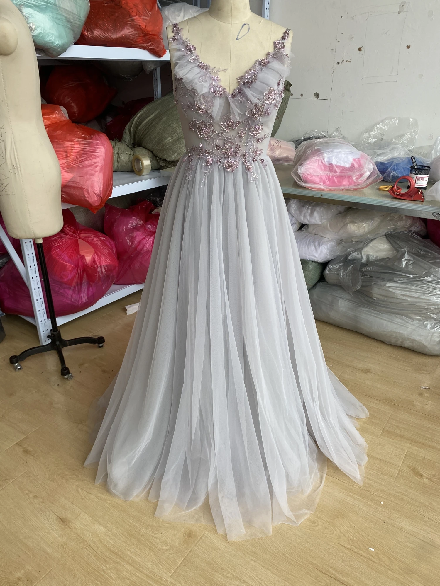 

CloverBridal Stock Real Video Тюль V-образный вырез серые трапециевидные длинные блестящие аппликации официальные платья 480