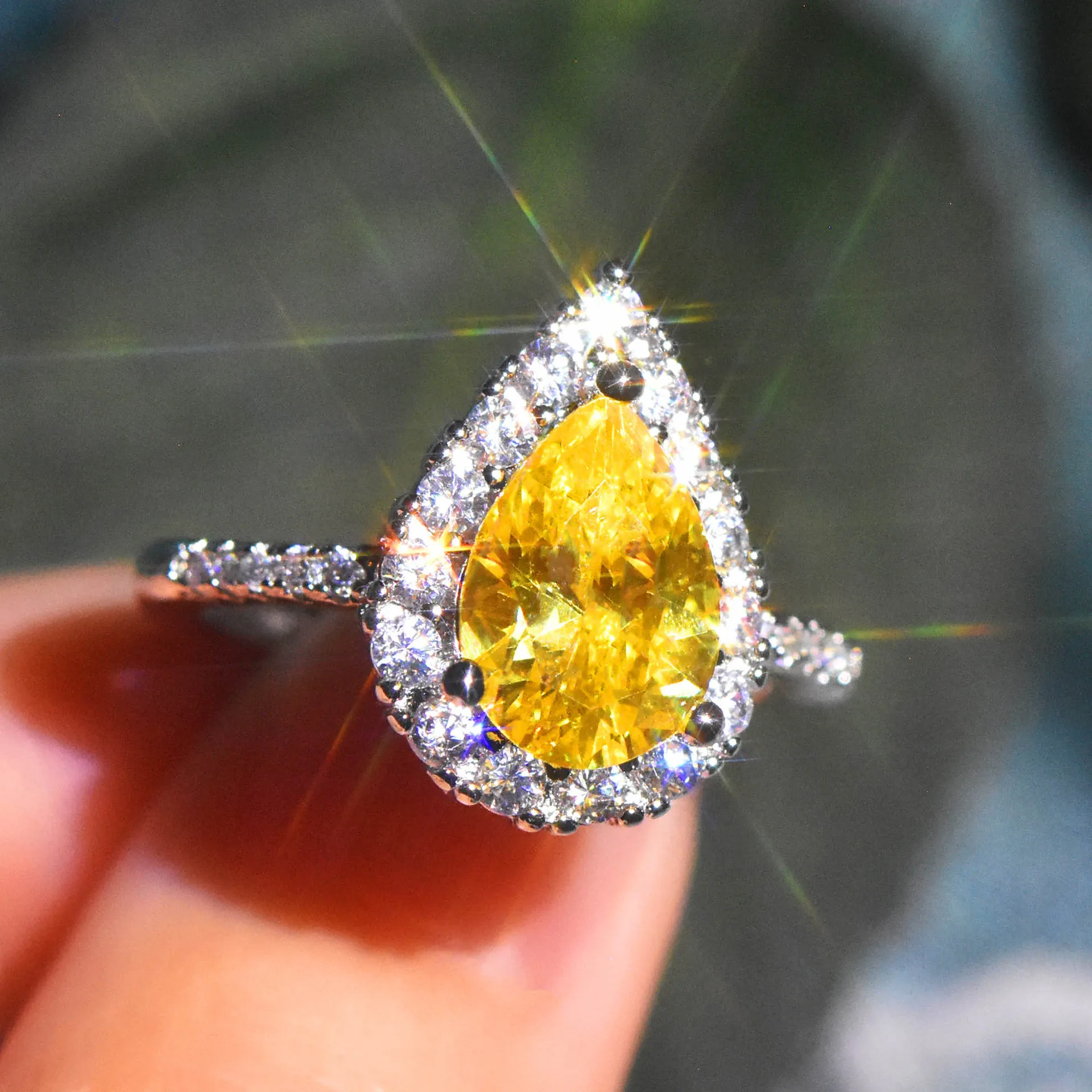 

Luxury Wedding Anniversary Rings with Pear Shape Yellow CZ Prong Setting Silver Color Fashion Engagement Ring For Women