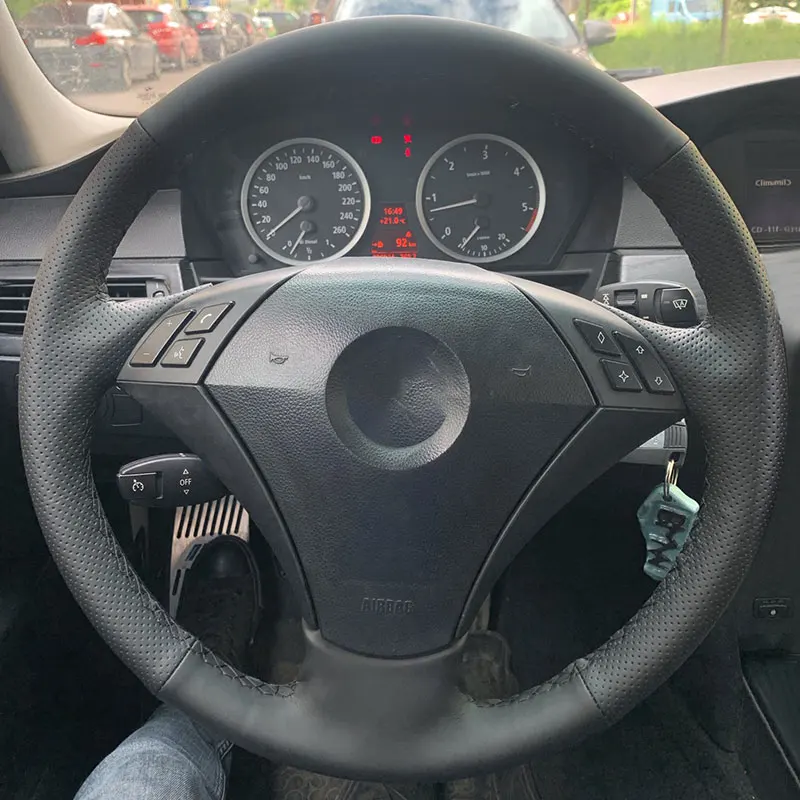 Автомобильный чехол на руль для BMW 5 серии E60 E61 2004-2009 черная перфорированная