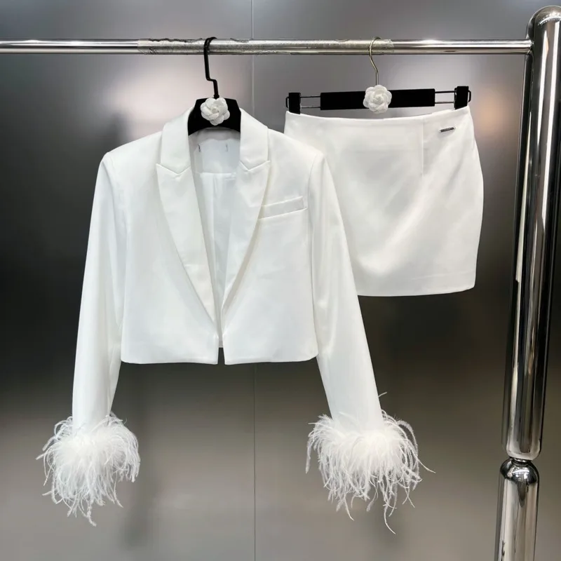 

BORVEMAYS 2023 Spring Summer New Fashion Trend Tailored Collar Long Sleeve Feather White Blazer + Mini Skirts Two-piece Sets