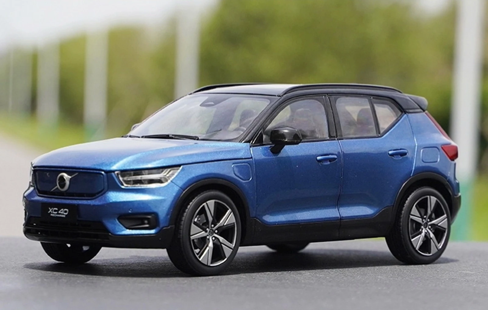 

Масштаб 1/18, XC40 BEV SUV 2022, голубая литая модель автомобиля, коллекционная игрушка, подарок