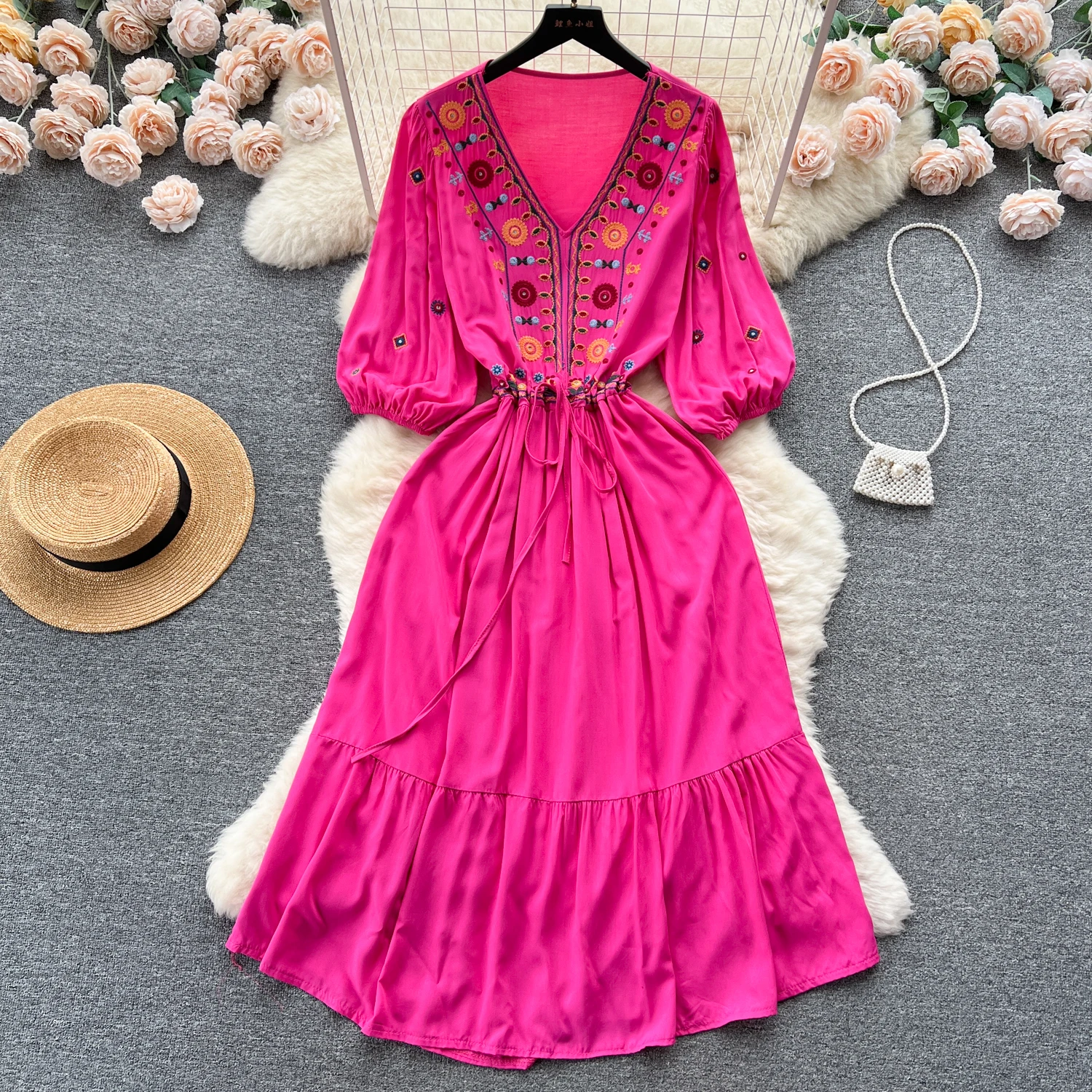 

Женское платье с вышивкой, V-образным вырезом и рукавами-фонариками