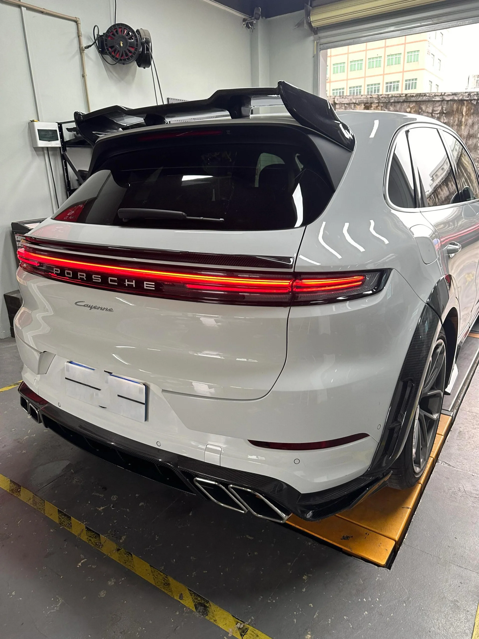 Подходит для 24 нового Porsche Cayenne модифицированного MSY сухого углерода небольшого